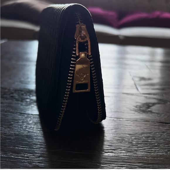 Badgley Mischka Black Quilted Design Leather Wallet with Gold Accents 🚩 - Picture 7 of 7